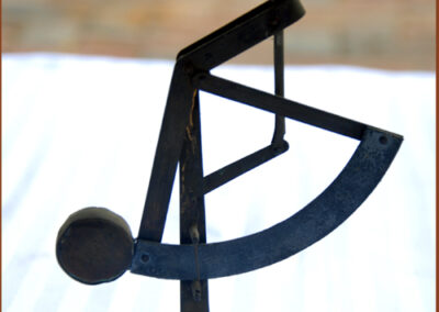 A miniature weighing scale
